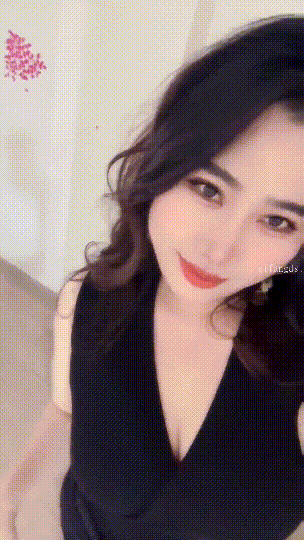 最新抖音洩密！風韻十足巨乳少婦【鍂鑫鑫】情趣内衣黑絲高跟自慰噴水啪啪(29V) 2.88GB 预览图 1