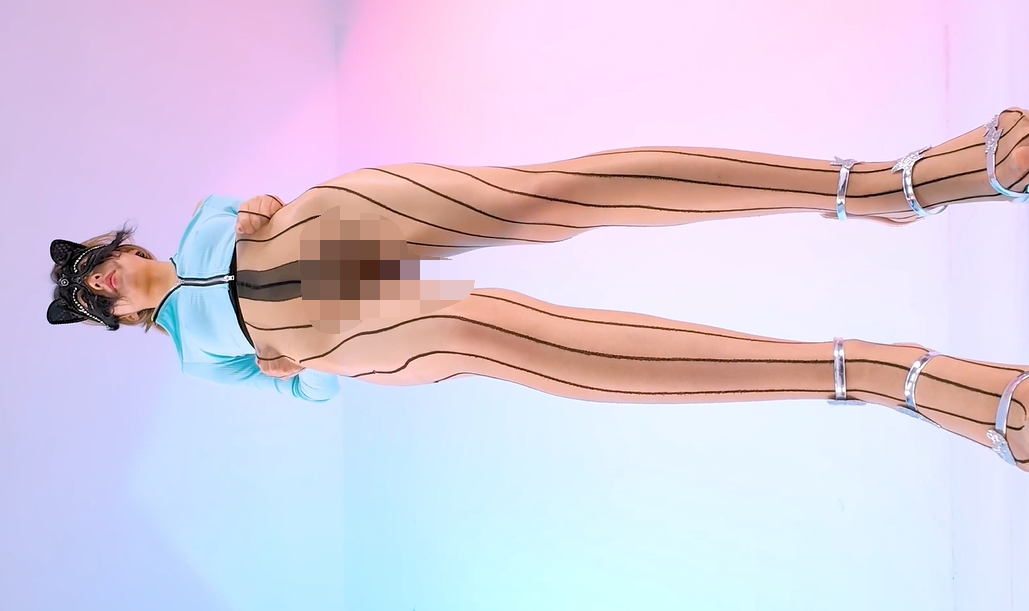 日月俱乐部 山庄VIP 高级新模动感裸舞 大尺开腿顶逼小合集 【10V2.35G】 预览图 3