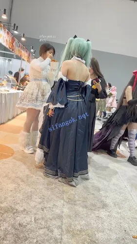 【永久专享】【KFC】学生妹COSER玩手机·放心遮住后面忽略前面·微透黑白内【1V】【307M】 预览图 7