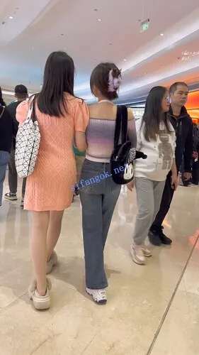 【永久专享】【KFC】长裙靓女和闺蜜逛街·肉色丝袜有点厚·微透一点白内 【1V】【309M】 预览图 6