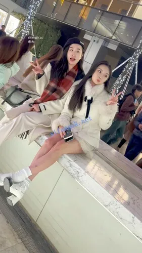 【永久专享】【KFC】极品美女雪天光腿·被摄影师各种拍·白色内微透黑森林【1V】【618M】 预览图 11