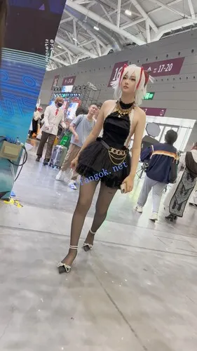 【永久专享】【KFC】短裙露背装COSER逛街约拍·高跟黑丝袜粉色内前后CD够骚【1V】【986M】 预览图 1