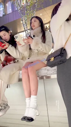 【永久专享】【KFC】极品美女雪天光腿·被摄影师各种拍·白色内微透黑森林【1V】【618M】 预览图 17