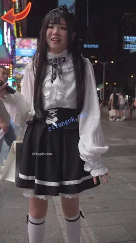 【永久专享】(BC-AA-608)可爱小姐姐肉色丝袜配白内..逛街围观表演被CD【1V】【430M】 预览图 2