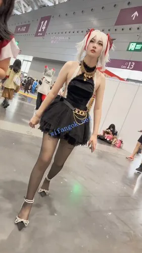 【永久专享】【KFC】短裙露背装COSER逛街约拍·高跟黑丝袜粉色内前后CD够骚【1V】【986M】 预览图 7