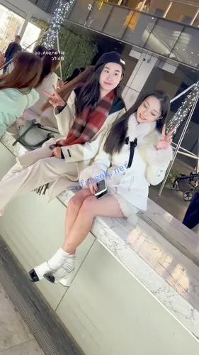 【永久专享】【KFC】极品美女雪天光腿·被摄影师各种拍·白色内微透黑森林【1V】【618M】 预览图 8