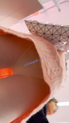 【永久专享】【KFC】长裙靓女和闺蜜逛街·肉色丝袜有点厚·微透一点白内 【1V】【309M】 预览图 7