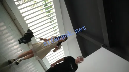 【永久专享】（空城原创）连衣裙美女陪猥琐男友逛公园，无痕N紧裹肉臀【1V】【526M】 预览图 7