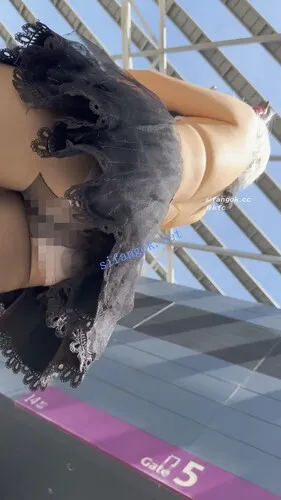 【永久专享】【KFC】短裙露背装COSER逛街约拍·高跟黑丝袜粉色内前后CD够骚【1V】【986M】 预览图 4