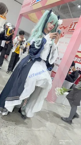 【永久专享】【KFC】学生妹COSER玩手机·放心遮住后面忽略前面·微透黑白内【1V】【307M】 预览图 4