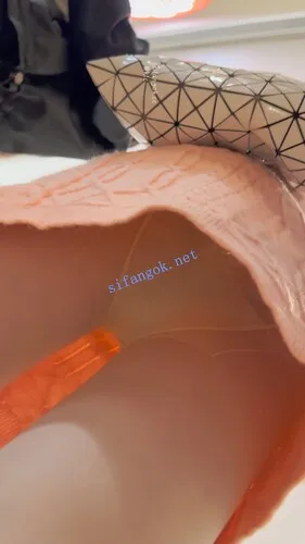 【永久专享】【KFC】长裙靓女和闺蜜逛街·肉色丝袜有点厚·微透一点白内 【1V】【309M】 预览图 3