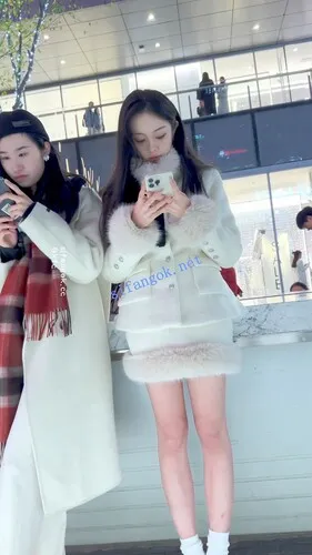 【永久专享】【KFC】极品美女雪天光腿·被摄影师各种拍·白色内微透黑森林【1V】【618M】 预览图 6