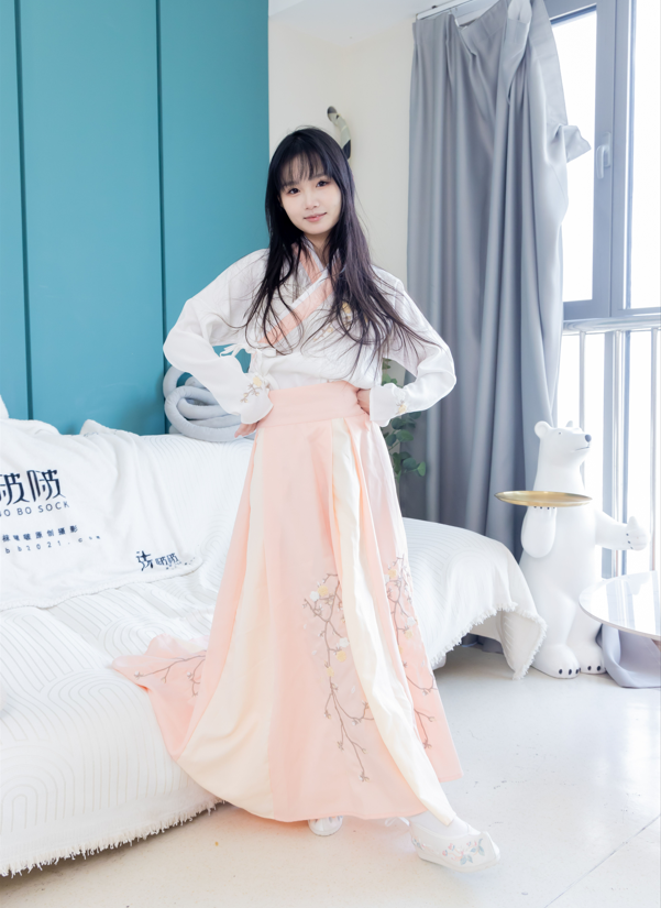 袜啵啵 – 甜甜圈 – 汉服白棉袜 裸足 【168P1V1.6G】 预览图 3