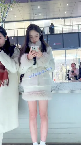 【永久专享】【KFC】极品美女雪天光腿·被摄影师各种拍·白色内微透黑森林【1V】【618M】 预览图 1