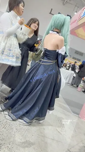 【永久专享】【KFC】学生妹COSER玩手机·放心遮住后面忽略前面·微透黑白内【1V】【307M】 预览图 8