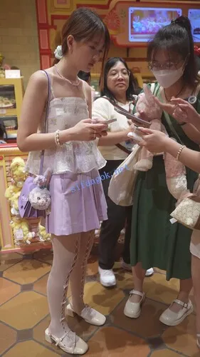 【永久专享】(BC-AA-609)泰国小姐姐来旅游..无打底百褶裙白丝网袜前后CD【1V】【623M】 预览图 3