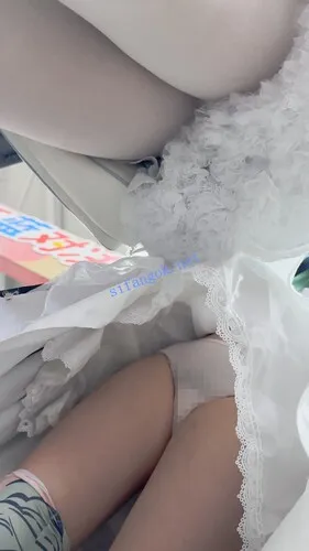 【永久专享】【KFC】学生妹COSER玩手机·放心遮住后面忽略前面·微透黑白内【1V】【307M】 预览图 6