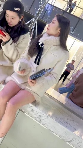 【永久专享】【KFC】极品美女雪天光腿·被摄影师各种拍·白色内微透黑森林【1V】【618M】 预览图 14