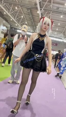 【永久专享】【KFC】短裙露背装COSER逛街约拍·高跟黑丝袜粉色内前后CD够骚【1V】【986M】 预览图 9