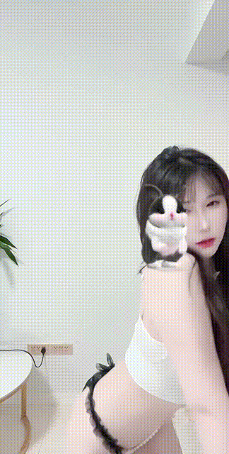 快手 小熊饱饱-3 顶级颜值巨乳舞蹈主播 口交 露B毛 骚舞【1V】【15.3M】 预览图 3