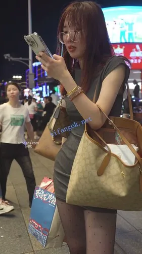 【永久专享】(BC-SSS-099)抄底两位花纹黑丝小姐姐..性感包臀短裙粉色窄内【1V】【1G】 预览图 6