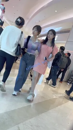 【永久专享】【KFC】长裙靓女和闺蜜逛街·肉色丝袜有点厚·微透一点白内 【1V】【309M】 预览图 4