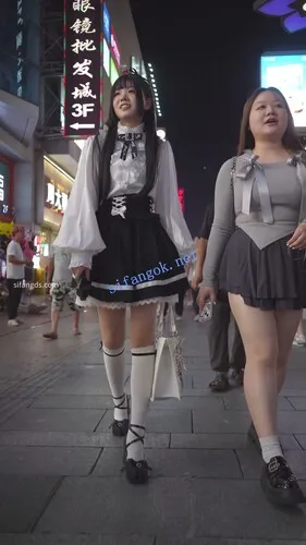 【永久专享】(BC-AA-608)可爱小姐姐肉色丝袜配白内..逛街围观表演被CD【1V】【430M】 预览图 4