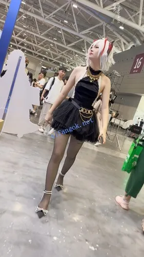 【永久专享】【KFC】短裙露背装COSER逛街约拍·高跟黑丝袜粉色内前后CD够骚【1V】【986M】 预览图 11