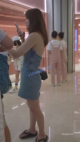 【永久专享】(BC-AA-602)少妇的内裤就是骚..露背牛仔裙少妇两侧露毛连一起【1V】【447M】 预览图 5