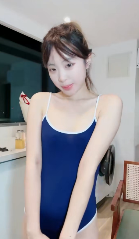 反差感萝莉妹 死库水啪啪 预览图 2