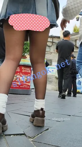 【永久专享】原创抄底极品超短裙黑丝MM【1V】【1.95G】 预览图 5