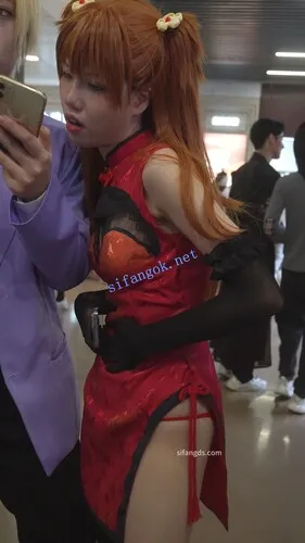 【永久专享】【xxn-339】明日香旗袍cos美女..蕾丝内直接露外面..扶梯弯腰CD【1V】【532M】 预览图 1