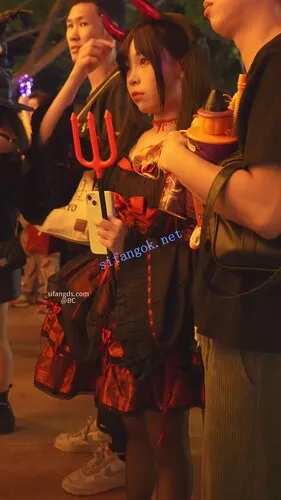 【永久专享】(BC-SSS-098)双马尾蕾丝裙吊带袜..和男友一起给她拍照+开闪CD【1V】【553M】 预览图 3