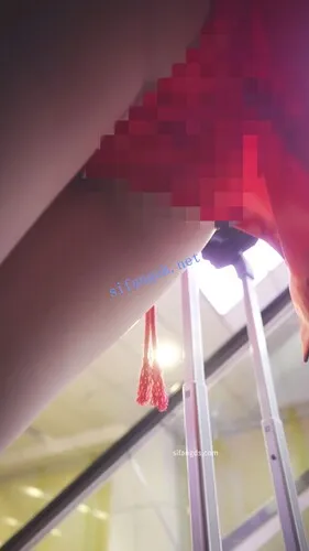 【永久专享】【xxn-339】明日香旗袍cos美女..蕾丝内直接露外面..扶梯弯腰CD【1V】【532M】 预览图 11