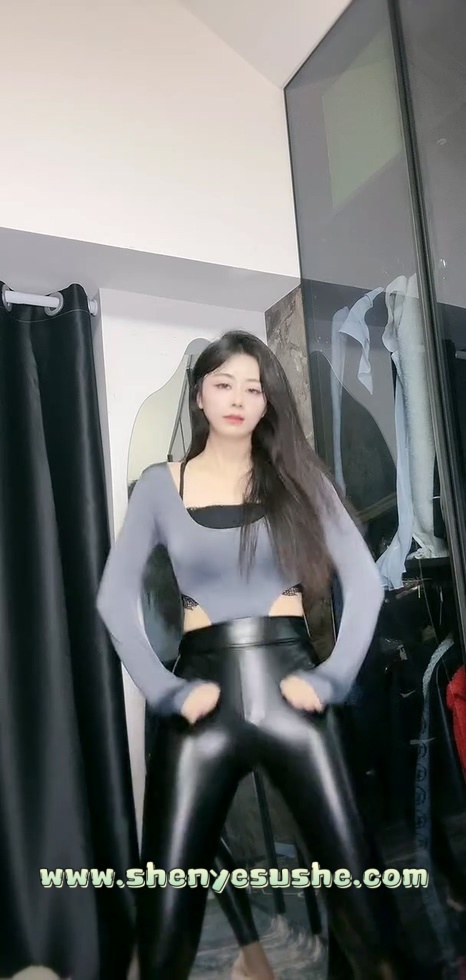 【快手主播】BlackSwan 皮裤 短裤 摩托摇 千斤顶 丝袜等 60v #1【60V】【1.8G】 预览图 2