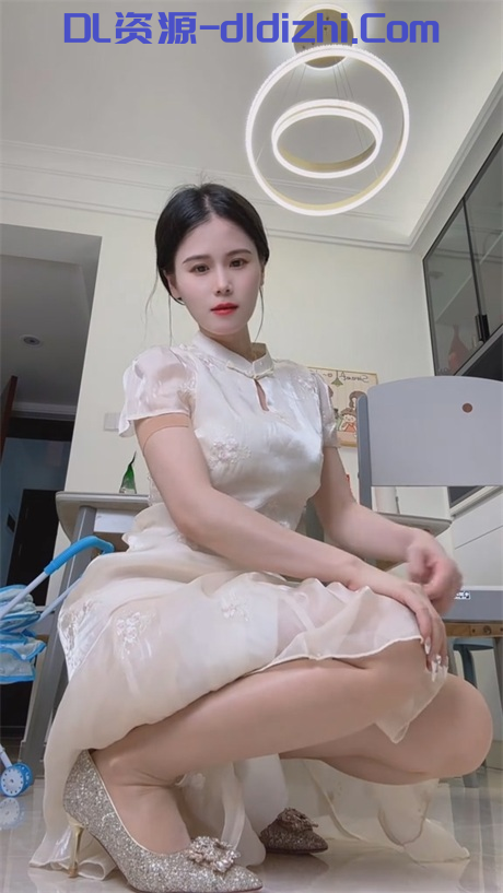 抖音極品少婦【然然媽】隔壁老王都饞哭了，膚白貌美大長腿，陰毛旺盛掰逼給你看，想射在逼毛上8V 82.8MB 预览图 1