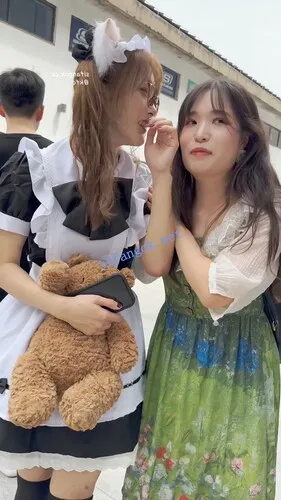 【永久专享】【KFC】双马尾女仆装学生妹和妈妈逛街·过膝黑丝白内前后CD【1V】【1.08G】 预览图 6