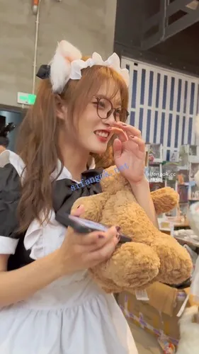 【永久专享】【KFC】双马尾女仆装学生妹和妈妈逛街·过膝黑丝白内前后CD【1V】【1.08G】 预览图 8