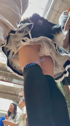 【永久专享】【KFC】双马尾女仆装学生妹和妈妈逛街·过膝黑丝白内前后CD【1V】【1.08G】 预览图 16