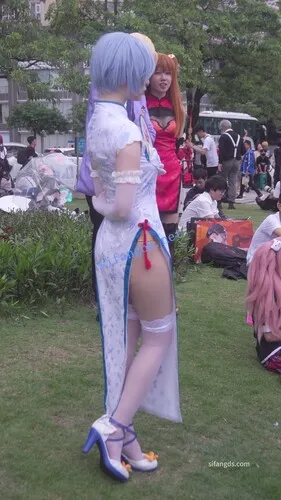 【永久专享】【xxn-339】明日香旗袍cos美女..蕾丝内直接露外面..扶梯弯腰CD【1V】【532M】 预览图 4