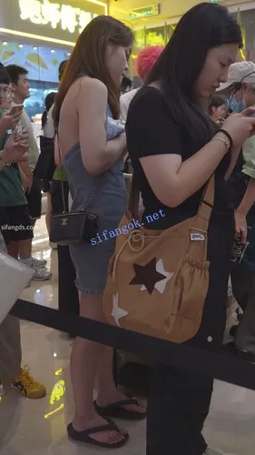 【永久专享】(BC-AA-602)少妇的内裤就是骚..露背牛仔裙少妇两侧露毛连一起【1V】【447M】 预览图 1