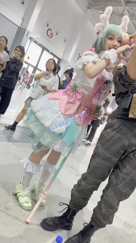 【永久专享】【KFC】可爱COSER瑶妹独自逛街拍照·白色碎花内内前后低角度CD【1V】【893M】 预览图 2