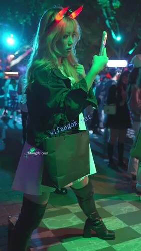 【永久专享】(BC-AA-605)金发小姐姐白裙长靴拍照..无痕浅黄内开灯拍摄【1V】【546M】 预览图 2