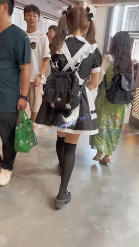 【永久专享】【KFC】双马尾女仆装学生妹和妈妈逛街·过膝黑丝白内前后CD【1V】【1.08G】 预览图 3