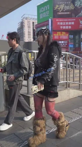 【永久专享】(BC-AA-603)精神小妹冬天超短裙豹纹丝袜..情趣开裆内露屁股缝【1V】【655M】 预览图 1