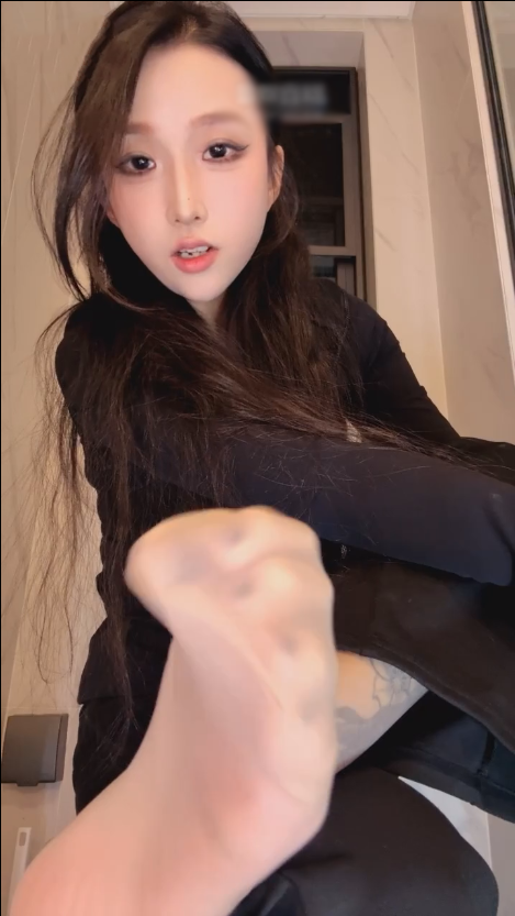 玩物直播水晶熊-251124 运动后裤里丝除臭专场红绿灯【1V】【451MB百度云】 预览图 1