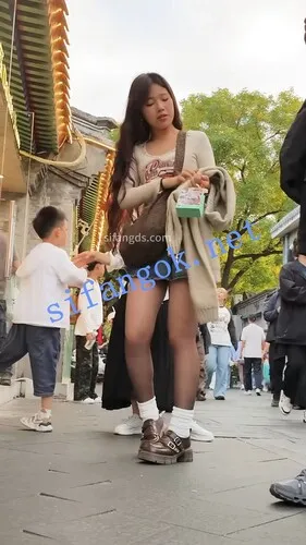 【永久专享】原创抄底极品超短裙黑丝MM【1V】【1.95G】 预览图 1