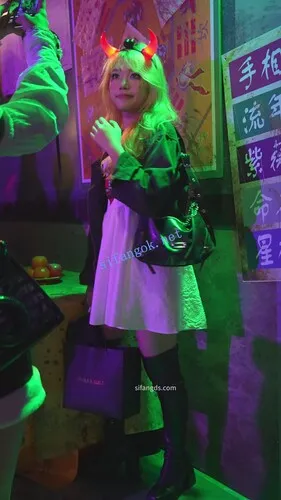 【永久专享】(BC-AA-605)金发小姐姐白裙长靴拍照..无痕浅黄内开灯拍摄【1V】【546M】 预览图 1