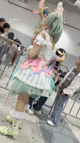 【永久专享】【KFC】可爱COSER瑶妹独自逛街拍照·白色碎花内内前后低角度CD【1V】【893M】 预览图 5