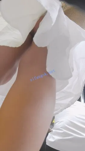 【永久专享】『D·D』-226-雪白长裙，精致小姐姐，浅蓝窄内【1V】【1.86G】 预览图 7